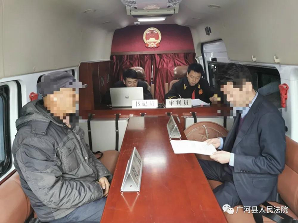 广河县法院：开庭审理遇秋雨 巡回法庭“搬”进村